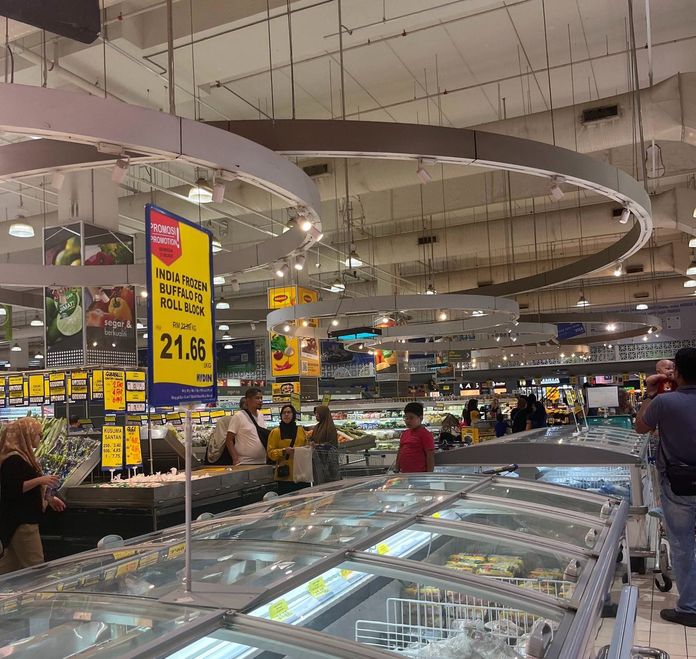 マレーシアのスーパー完全ガイド 2026 — 同じ牛乳が店で2倍違う理由と、日本食材の買い方