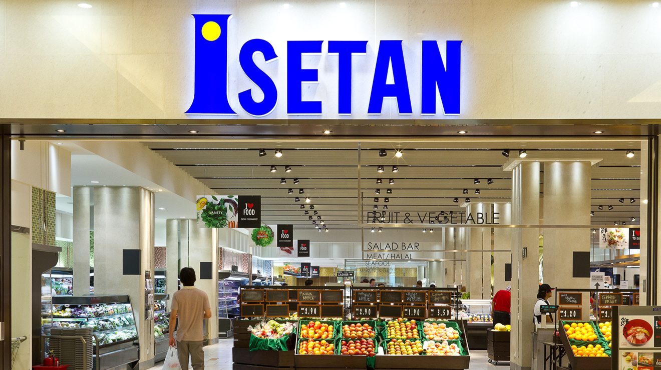 The Gardens Mall の Isetan 入口。青い ISETAN のサインの下に青果売場が見える